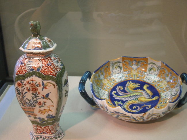 ・色絵花鳥虎文蓋付壷<br />オランダ・デルフト　デ・メターレンポット窯<br />１６９０〜１７２０年代<br /><br />L と E を組み合わせた銘からデルフトのデ・メターレンポット〔金属の壷〕窯で<br />活躍したラムベルトゥス・ヴァン・エインホールンの作と推測されるそうです<br />この作品のように、中国五彩様式風の華やかな飾り壷を得意とした<br />窓絵内の文様には柿右衛門様式の影響もみてとれるそうです<br /><br />・色絵龍人物唐草文手付輪花鉢<br />イタリアか・・１９世紀<br />