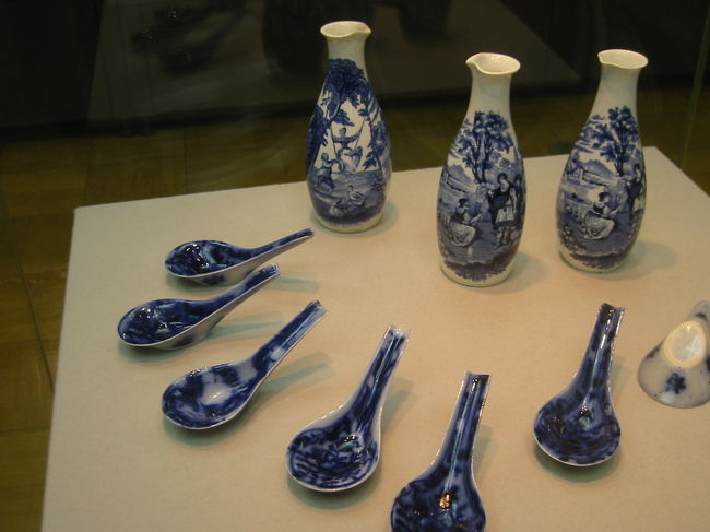 ・藍彩草花文散蓮華<br />オランダか・・１９世紀中葉か<br /><br />これも日本からの注文製品と考えられる<br />銘はないが、ベトゥルス・レグゥート窯の可能性もあろう<br />文様は銅版転写による花文であるが、呉須が青みのある釉薬に<br />拡散しておりにじんだようにみえる<br />このようなにじんだ絵付けのものは銅版転写の製品に多くみられ、<br />フロウンブルー〔Flown blue〕 と呼ばれる<br /><br />・藍彩人物文徳利〔銅版転写〕<br />オランダ・マーストリヒト　ベトゥルス・レグゥート窯<br />１９世紀中葉<br /><br />オランダ南部のマーストリヒト　ベトゥルス・レグゥート窯の製品は<br />幕末の天保期頃から日本に輸入された<br />中にはこの徳利のような日本独特の器形のものがあり、<br />日本からの注文があったことが知られる<br />ルツとボアズという旧約聖書の一場面と、ブランコに興じるロココ様式の<br />貴族の図柄が銅版転写で表裏に表されている<br />