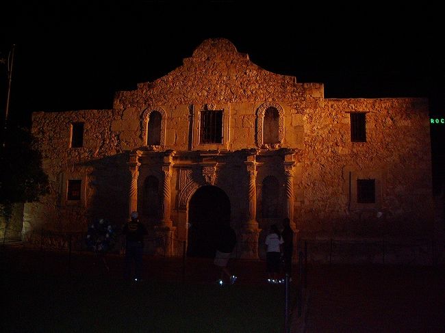 ライトアップされたアラモの砦