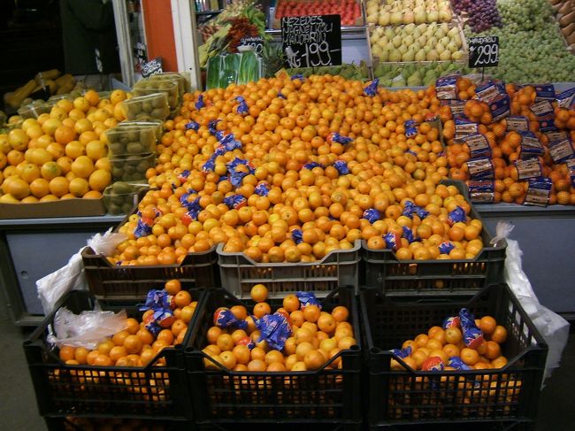 いきなりついて探索開始！！機内で随分寝たので元気でした。ホテルから出たら、果物や野菜を売っている売店(!?)があって、その周辺を歩いてきました。