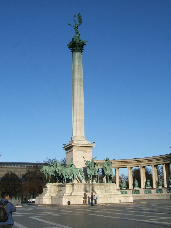 午前中だけツアー観光でした。<br />やってきたのは英雄広場。<br />ガイドブックには中欧の記念碑の頂上には大天使ガブリエル、下部にはマジャール人７人の部族長のブロンズ像が飾られ、広場を半円形に歴代の英雄14人の像が取り囲んでいるそうです。<br />他のツアーの団体さんもきてて、賑わってました。<br />ただ、無茶苦茶寒かった〜！とにかく体を動かしていました。