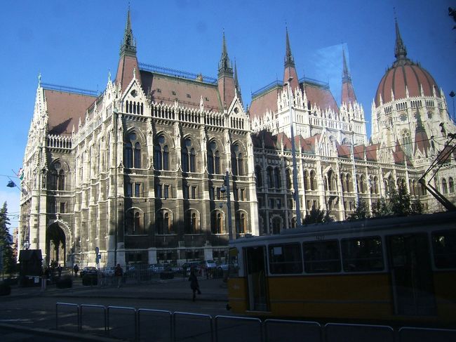 バスから国会議事堂を見ました。<br />ほんとは行きたかったんだけど、まぁ、外観観れたんだし良しとしたいです。