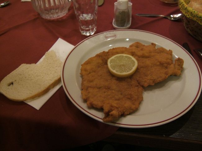 オーストリアの伝統料理、『ウィンナー・シュニッツェル』。<br />レモンをかけてさっぱりした味で美味しかったです。<br />