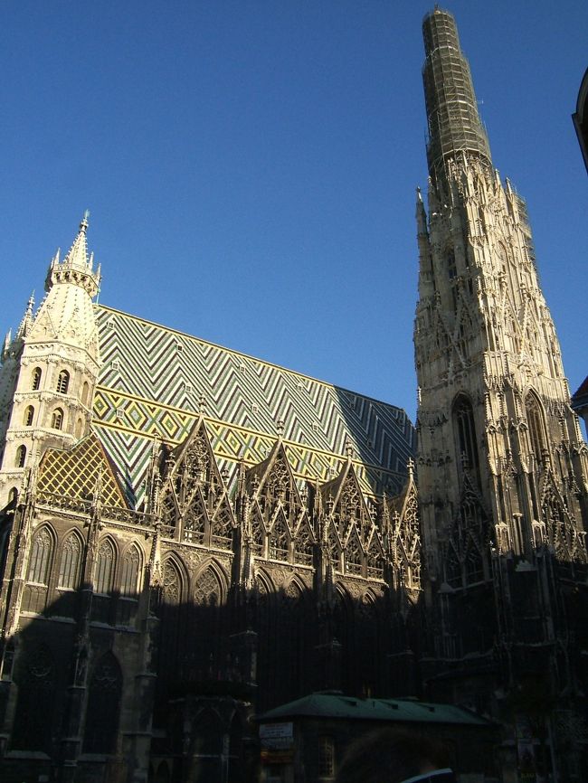 ご飯を食べて、すぐさま旧市街の中心のほうへ！！<br />シュテファン寺院が見えてきました。<br />