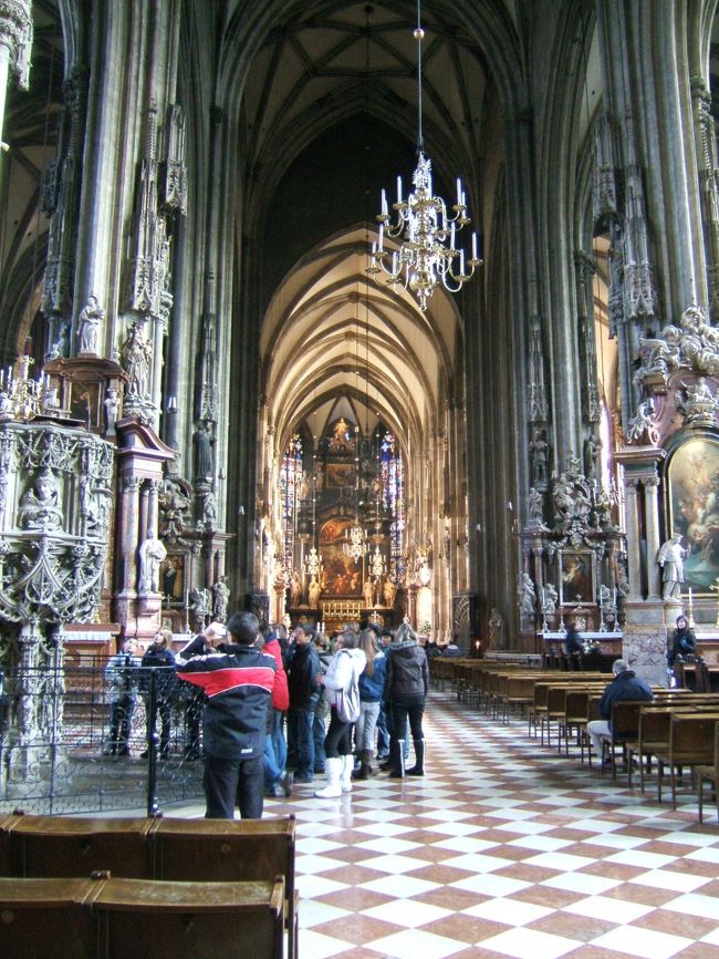 中を観光。<br />ガイドブックによりますと…<br />歴代皇帝の葬儀が行われたゴシックの壮大な寺院。<br />と書いてありました。<br />１４世紀にゴシックの教会へと改装されたそうです。<br />ウィーンに行ったら、すぐ教会が見えますので是非観光してみてください。
