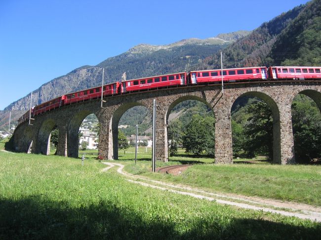ベルニナ線 ブルージオ橋と謎の石積みの球体 ベルニナ急行 スイス の旅行記 ブログ By みつえもんさん フォートラベル ベルニナ線 ブルージオ橋と謎の石積みの球体 ベルニナ急行 スイス の旅行記 ブログ By みつえもんさん フォートラベル