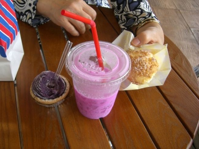 レンタカーを借りてすぐに三越ストアー？が<br /><br />ありました。お店は出来立てのようで綺麗です。<br /><br />ちょっと寄ってみました。<br /><br />あまり美味しそうなので（すごく安かった）<br /><br />今回の沖縄のたびはデザートから始まりました。<br /><br />多分、ベニ芋たると、パインのシュークリーム<br /><br />忘れましたが赤いジュース。<br /><br />美味しい！<br /><br />お店の外で食べていると<br /><br />すぐそこに大きな建物、アウトレットのようです<br /><br />