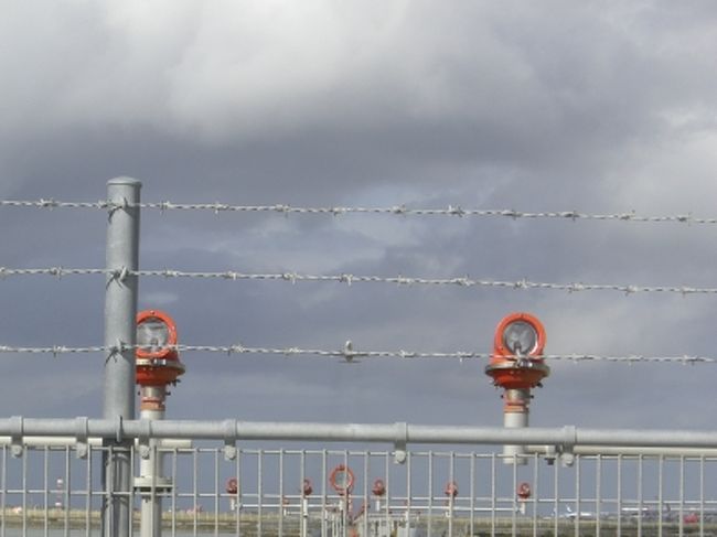 一度はみたかったもののひとつ<br /><br />瀬長島から見る飛行機<br /><br />本当に頭上を飛びます。それも次々と<br /><br />何機見てもあきません。<br /><br />誘導路の真ん中で見れます。<br /><br />那覇空港の誘導路の端を道路が直角に横切っているので<br /><br />本当に頭上をすぐANAがJALが飛んでゆきます。<br /><br />金網の向こうが空港です。<br /><br />かすかに飛行機が見えます。