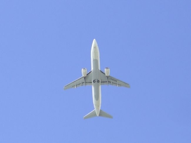 真上を飛ぶ飛行機<br /><br />かっこいい<br /><br />瀬長島　一度は見てください。<br /><br />