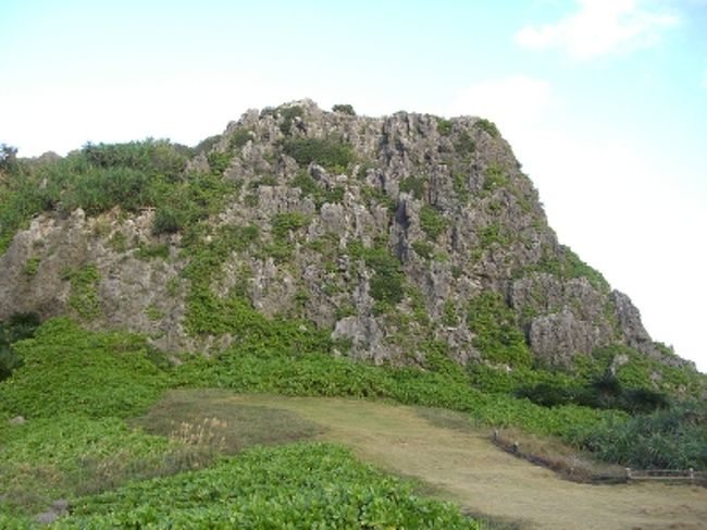 博物館に寄るつもりでしたが、<br /><br />行ってみたら、なんと、月曜休館日<br /><br />よくあるパターン、調査不足でした。<br /><br />いきあたりばったりのたびにはつき物です。<br /><br />ちょっと早かったのですが<br /><br />夕日は毎日見たいので<br /><br />真栄田岬に着てみました