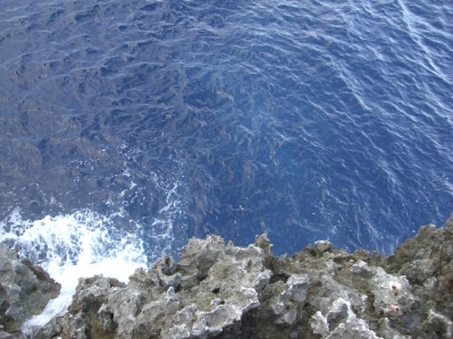 前回の旅行のときに<br /><br />真栄田岬にも寄りましたが<br /><br />ちょうど工事中で入れませんでした。<br /><br />沖縄に住んでいる子供に聞いたらば<br /><br />工事をしていても、どこからでも入れたようですが。<br /><br />ぐるりと岬の周りをこわごわと歩いて見ました。<br /><br />蟹の大群が潮溜まりに<br /><br />蟹も大群は怖い<br /><br />岩場の絶壁なのでそれも怖い<br /><br />海はすごく綺麗なのに楽しめないものです。