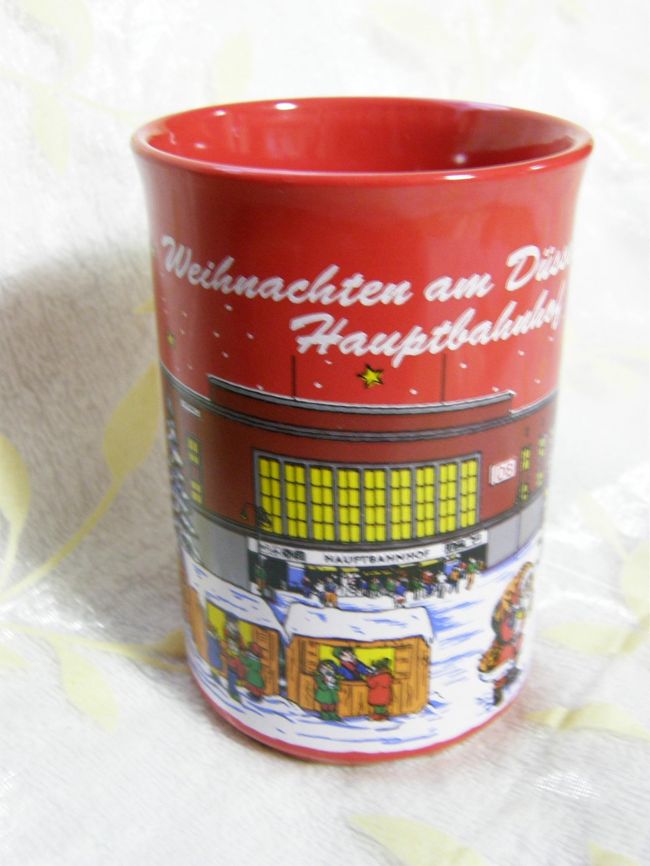 今回の旅で記念すべき(?)第1号のカップ。<br />デュッセルドルフ中央駅の目の前で開かれていたマーケットのカップです。<br />ちゃんとカップに中央駅と入っています。