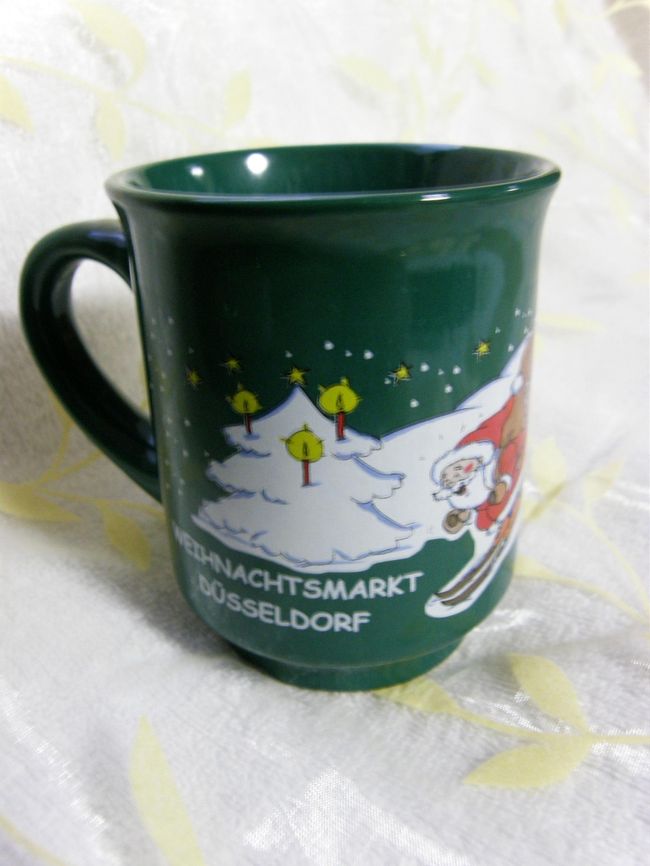デュッセルドルフのカップ・その4<br />サンタさんがスキーをしています。<br />ワイン専門店のオリジナルのカップ。