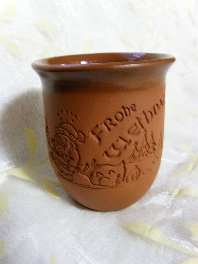 デュッセルドルフのカップ・その5<br />サンタさんのおなかのあたりだけ微妙に膨らんでいたりします。