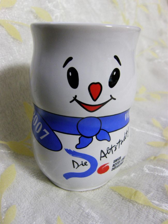 デュッセルドルフのカップ・その7<br />これもちょっと変わったかたち。<br />雪だるま。微妙にこわい･･･