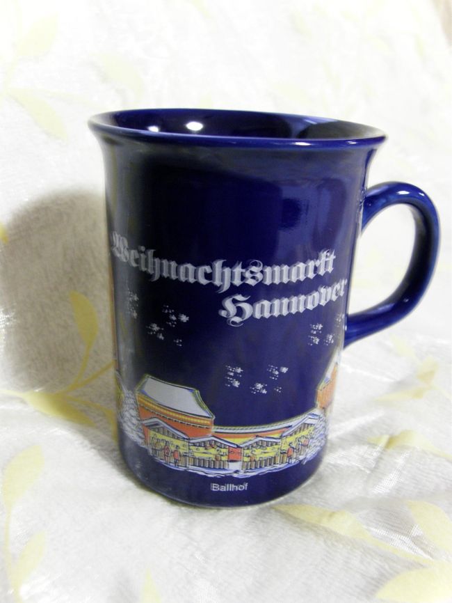 ハノーファーのカップ・その1<br />中央駅の前のマーケットのカップ。<br />下のほうに控えめに駅と入っています。