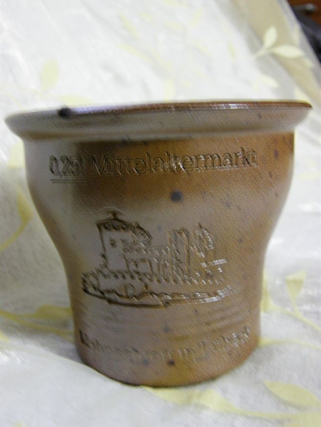 ハノーファーのカップ・その5<br />変わったかたちの素焼きのカップ。<br />中世のマーケットのものです。