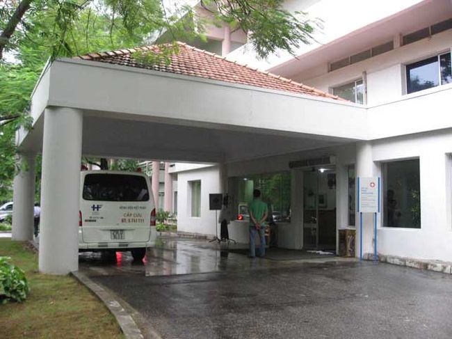 こちらが、緊急の受付。<br />本当の受付は、全く反対にあるのですが、外国人や急患だと、こちらに搬送されます。