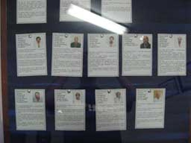 病院の外に飾られている、ドクターのプロフィール。<br />私の担当医は、フランス人のおじいちゃん先生でした。なぜか、ことあることに、「トレビアーン」と、褒められました。