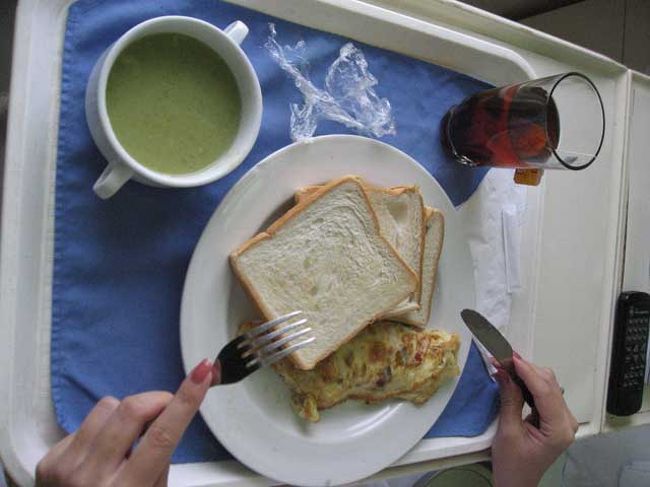 ある日のランチ。紅茶・トースト・ブロッコリースープ・オムレツ。<br /><br />この日は、病状も良かったので、ある程度私の注文が受け入れられて、オムレツがつきました。<br /><br />オムレツにはキノコ、トマト、ハムなど・・具だくさんでした。<br />あと、病院のご飯は薄味っていうのが日本では普通ですが、ベトナムはそんなこと無かったです。<br />しっかりした味付けでした。<br /><br />ちゃんとランチョンマットが敷いてあるのが、＋ポイント。