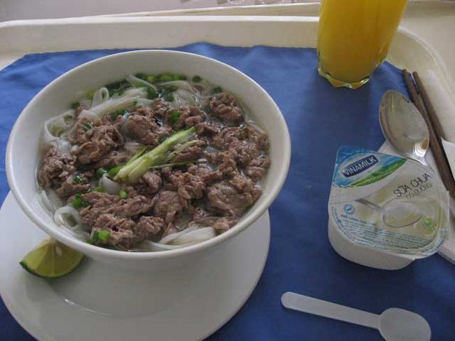 ある日の夕ご飯。<br /><br />この日も調子が○だったので、私の希望通りになりました。<br /><br />ビーフフォー・ヨーグルト・オレンジジュース。<br />街のフォーよりも塩気があって、食べた気がすごくしました。そして、上にのってる具の量も多い。大満足。<br /><br />ヨーグルトは定番。<br />