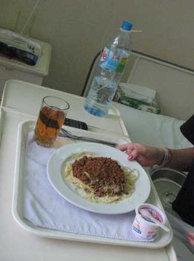 ある日の夕食。<br />林檎ジュース・ミートソーススパゲティ・アイスクリーム。<br /><br />チーズもかかってて美味しかったです。<br /><br />総合的に考えて、日本の病院ご飯の数倍、美味しい食事でした。日本の病院にも、もっと頑張って欲しい。