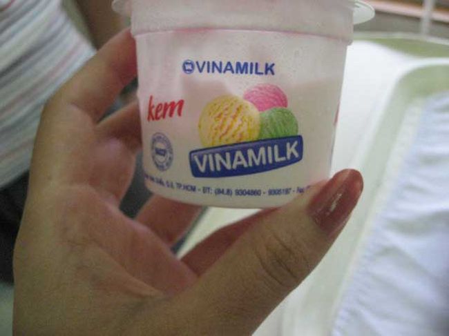 入院中、あんまりご飯にありつけなかったのですが、数少ない食事の中で、気に入ったのは、このヴィナミルクの、苺アイス。<br /><br />なんだか、オモチャみたいな味がしました。<br />日本には無い味。<br />色も淡いピンクで可愛かったです。このアイスはまた食べてみたい！