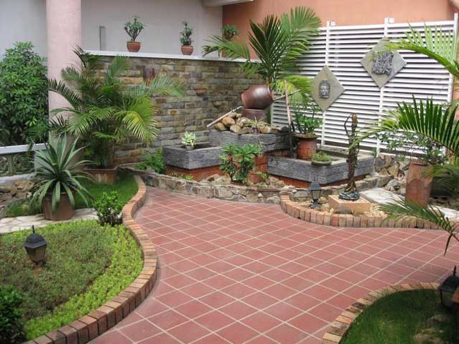 この病院には、こんな素敵な中庭もあります。<br /><br />私は機械式点滴に、つながれていたので、ベットから全然動けなかったから相方に撮ってきてもらいました。