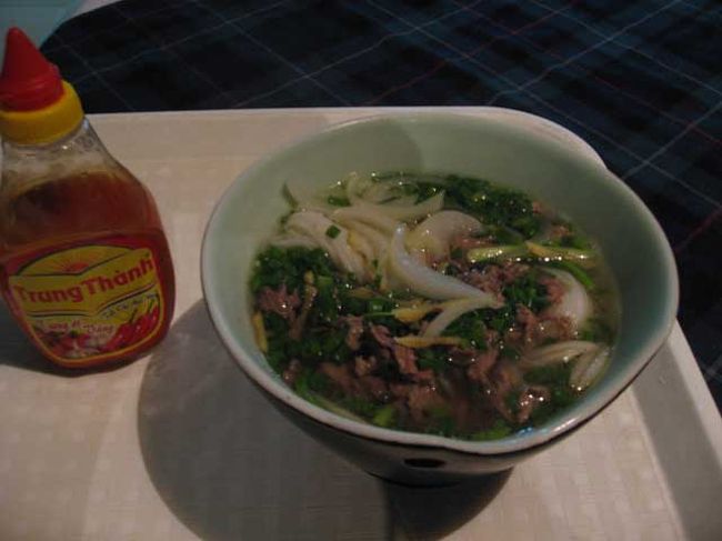 ここからは、付き添ってくれた相方が病院の食堂で食べた食事。<br />こちらはフォーです。<br /><br />なんか、とっても具だくさん。<br />ネギもタップリ。１５０００ドン。