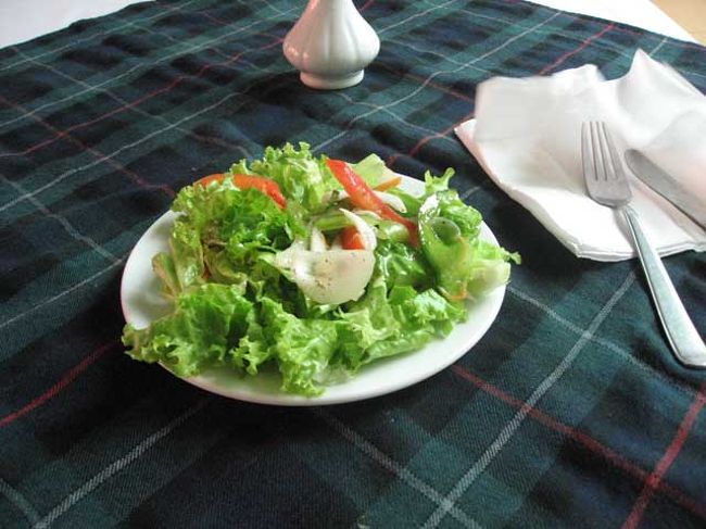 昼には、簡単なコースもあったそうです。<br />やはり、フランス系の病院だからかな。<br />ちゃんとウエイターさんが、運んでくれるんだそうです。<br /><br />６００００ドン。<br />サラダ。