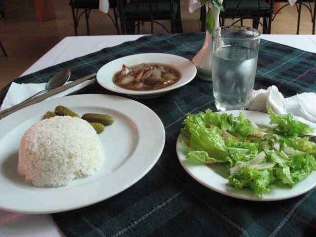 ご飯は山盛り。<br />メインは、肉の煮込み。ポークとラム肉でした。<br />