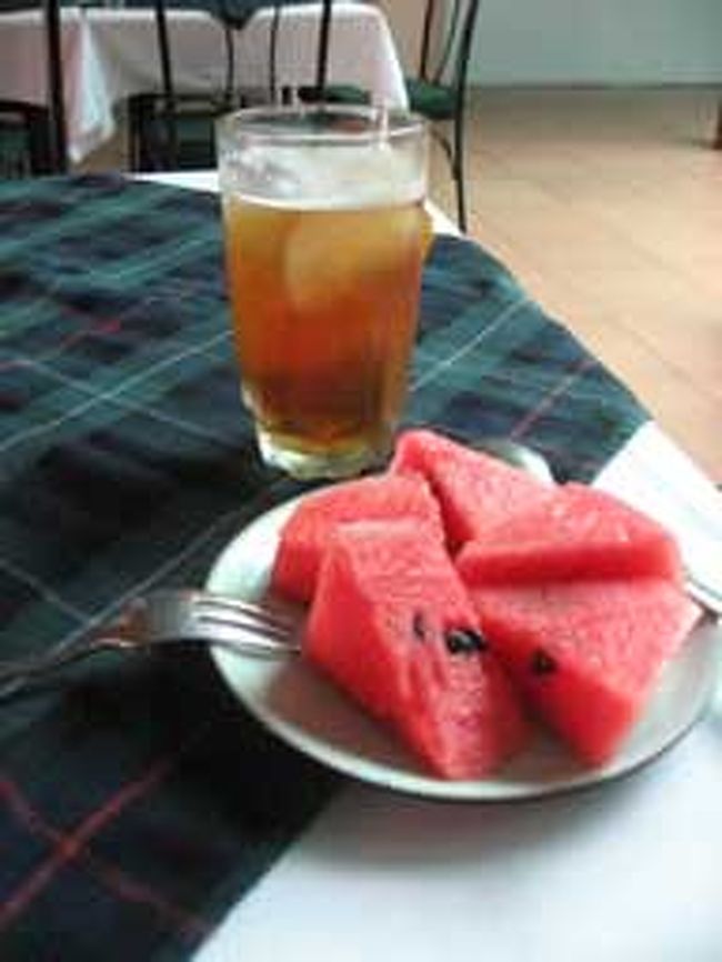 デザートはスイカ。最後には、紅茶も付いています。<br />病院で、コース料理が食べれるなんて、意外です。