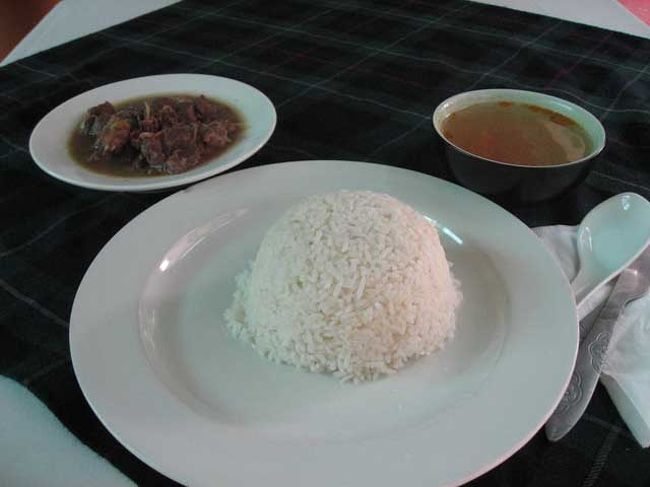 ある日の連れの夕ご飯。<br />この日はセットメニュー。<br /><br />スープとご飯とメイン。<br />４００００ドン。