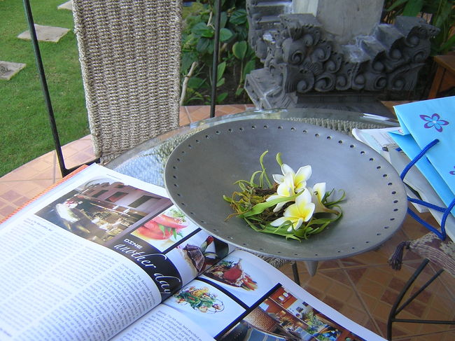 バリ島の家の庭に咲く花をアレンジして読書。<br />バリ島で流れる時間を感じる一こまです。