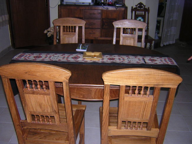 椅子もチーク材<br />手作業で作られたぬくもりがあります。