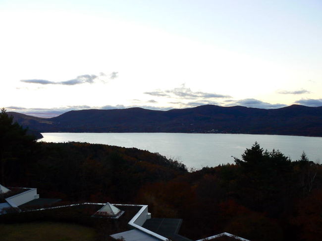 湖面も暗く沈んだまま