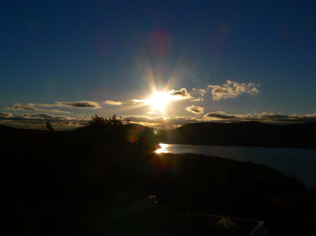 完全に日が昇り肉眼では太陽を正視できなくなりました　<br />が、デジカメでは写せるんですね