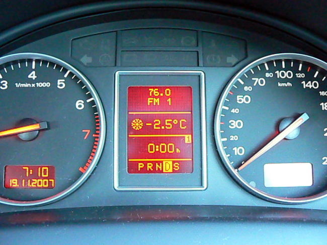 フロントで２部屋４名分の宿泊料総額￥１２，４８０−を支払って、チェックアウトをした後車にいくと、ルーフは霜で真っ白、車載温度計はマイナス２．５℃を示していました