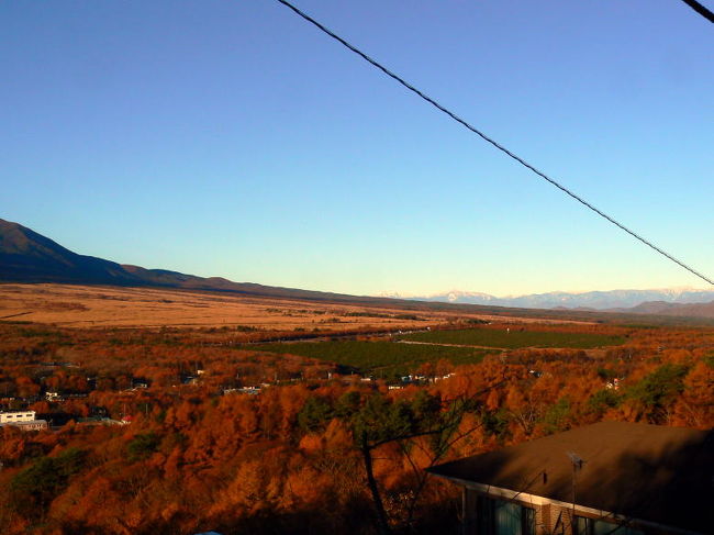 ホテルから湖岸に下る途中のこの場所は富士山の裾野が遮るもの無く見えます