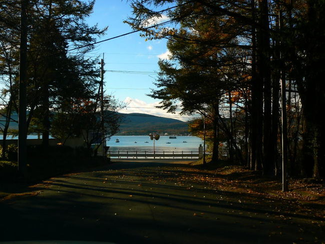 ホテルからの急な下りを降りきって湖岸の道路に出ます