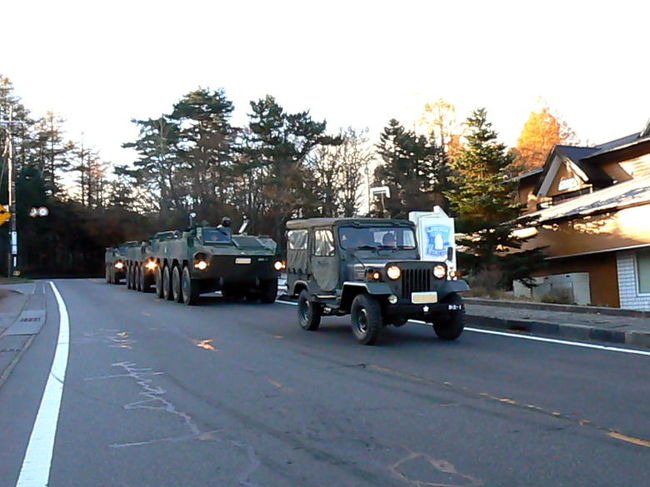 続いて７３式小型トラックを頭に９６式装輪装甲車の車列です