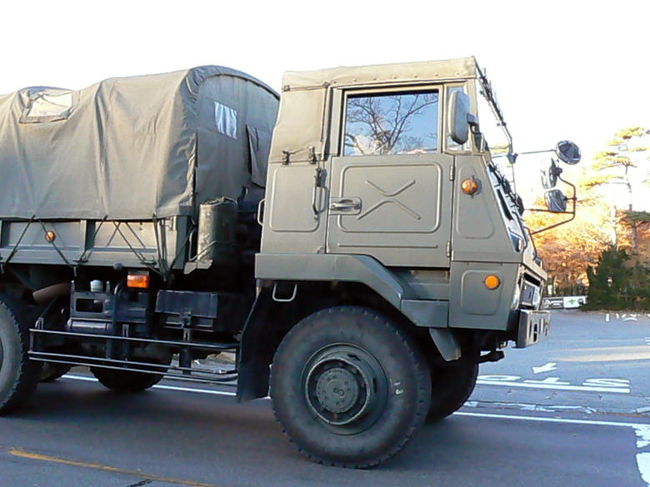 先頭には７３式大型トラック