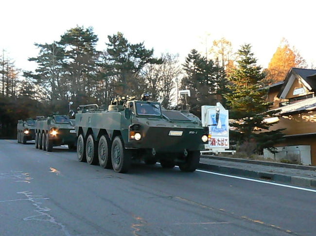 迫力の９６式装輪装甲車は全長６．８４ｍ 全幅２．４８ｍ 全高１．８５ｍ 重量１４．５t