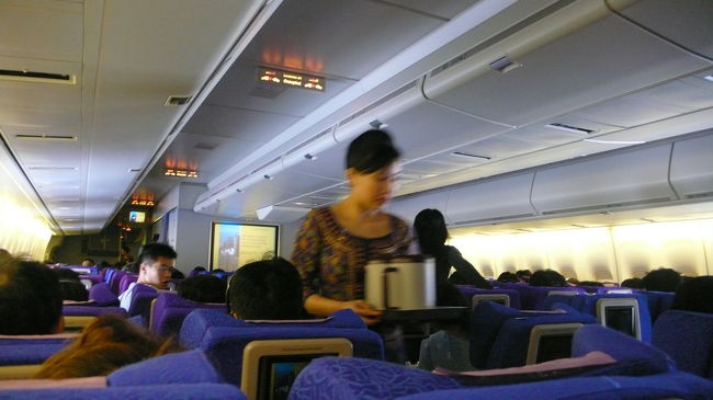 シンガポール航空０１２便はほぼ満席。気流の悪いところが多く、ガタガタと可なり長時間揺れました。<br />１回目は４０分位、２回目は１時間２０分位も連続。<br />こんな時でもぐっすりと寝込んでいる方がうらやましい。