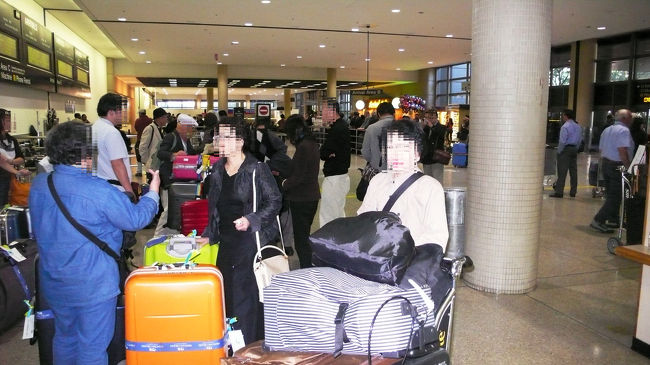 やっと手荷物受け取り所に来ました。<br />入国審査の指紋押捺で、機械が指紋を判別出来ず。<br />ボスを呼び出して相談の上、２０分位掛かってやっとＯＫが出ました。ヤレヤレ。<br />以前の２回の指紋検査も時間が掛かりました。<br />沢山並んで待っていた検査場もチラホラです。<br />荷物受取所で皆さんが待ってくれていました。