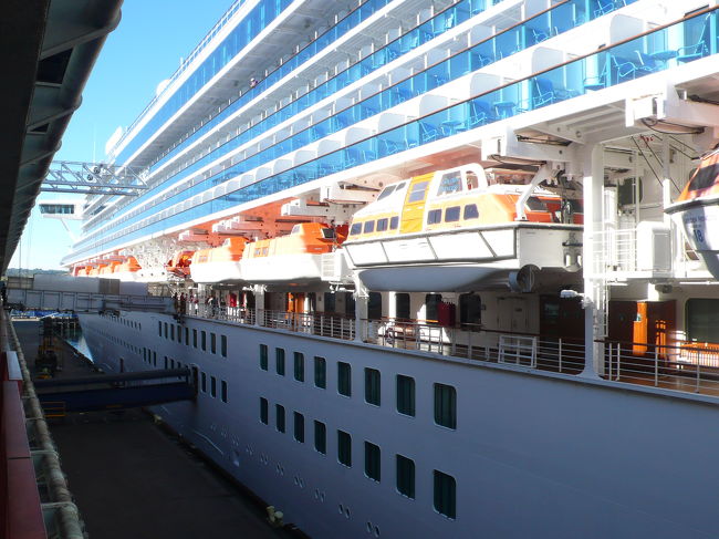 検査場から乗船口へ昇ってきたところです。<br />船の半分だけ写っています。<br />全体を写すのは海からでないと無理です。<br />乗船ブリッジが架けられているのは７階です。<br />下にもあるのはスーツケースなどの荷物積み込みブリッジで５階です。