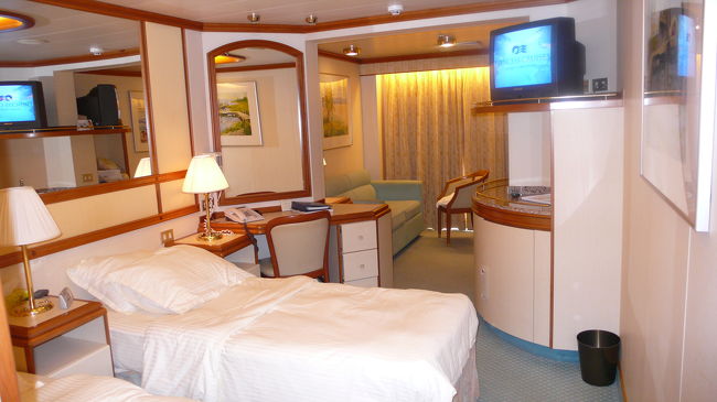 早速部屋に、ミニスイートのＤ２１７号室です。<br />ダブルベッドでしたので、ツインベッドに直していただきました。<br />ほとんどの客船はダブルベッド方式のようです。<br />今迄１４回クルーズしましたが、すべてダブルベッドでした。<br />英語が話せない私達にとってツインベﾄﾞプリーズやセパレートプリーズと、お願いするのも一苦労です。<br /><br />