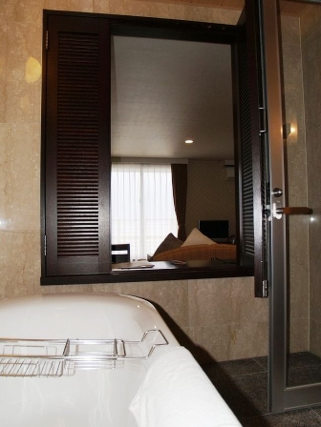 浴室とリビングの間の窓を開けると、バスタブから外が見えるのですが・・・<br /><br />私のお風呂の入り方では、海は見えませんでした。。。残念。<br /><br />でも、ひとりでゆっくりお風呂に入るには、良い感じです。<br /><br />仲良し二人で入るには、、、狭いのでおススメできません。（その狭さが良いのか？！）