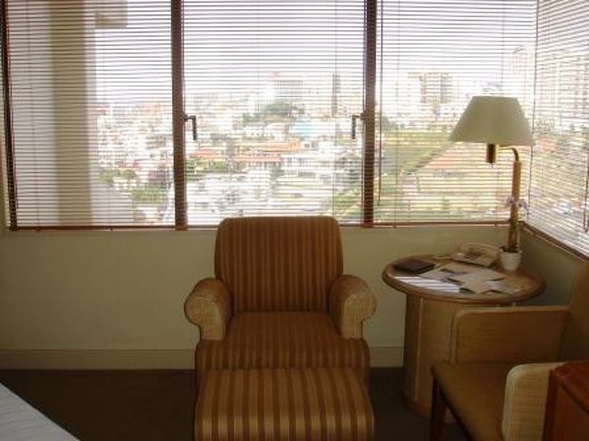 お部屋からはとぉ〜〜〜くに海が見えました。