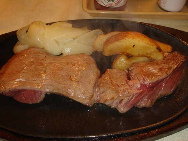 首里城見学の後、ホテルに戻りカクテルタイムでオリオンビールを堪能した後、お肉を食べにＧｏ！<br /><br />ここもタクシーの運転手さんおススメのお店。<br /><br />ジャッキーステーキハウス<br />http://www.steak.co.jp/<br /><br />ひとりでも気兼ねなく安いお肉が堪能できます。